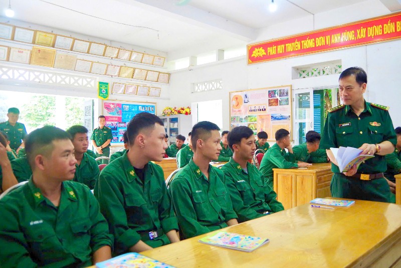 Kiểm tra công tác huấn luyện quân nhân dự bị và tiến độ xóa nhà tạm, nhà dột nát
