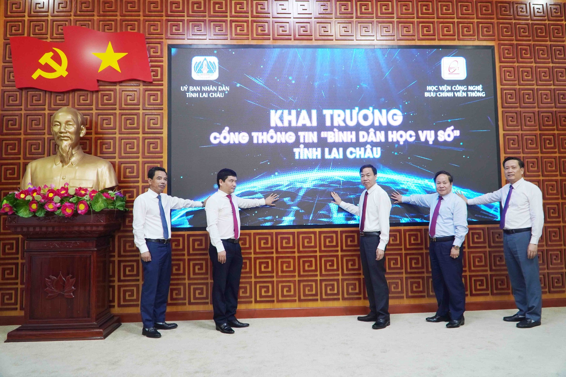 Các đồng chí lãnh đạo UBND tỉnh và Học viện Bưu chính Viễn thông nhấn nút khai trương Cổng thông tin “Bình Dân học vụ số tỉnh Lai Châu”.
