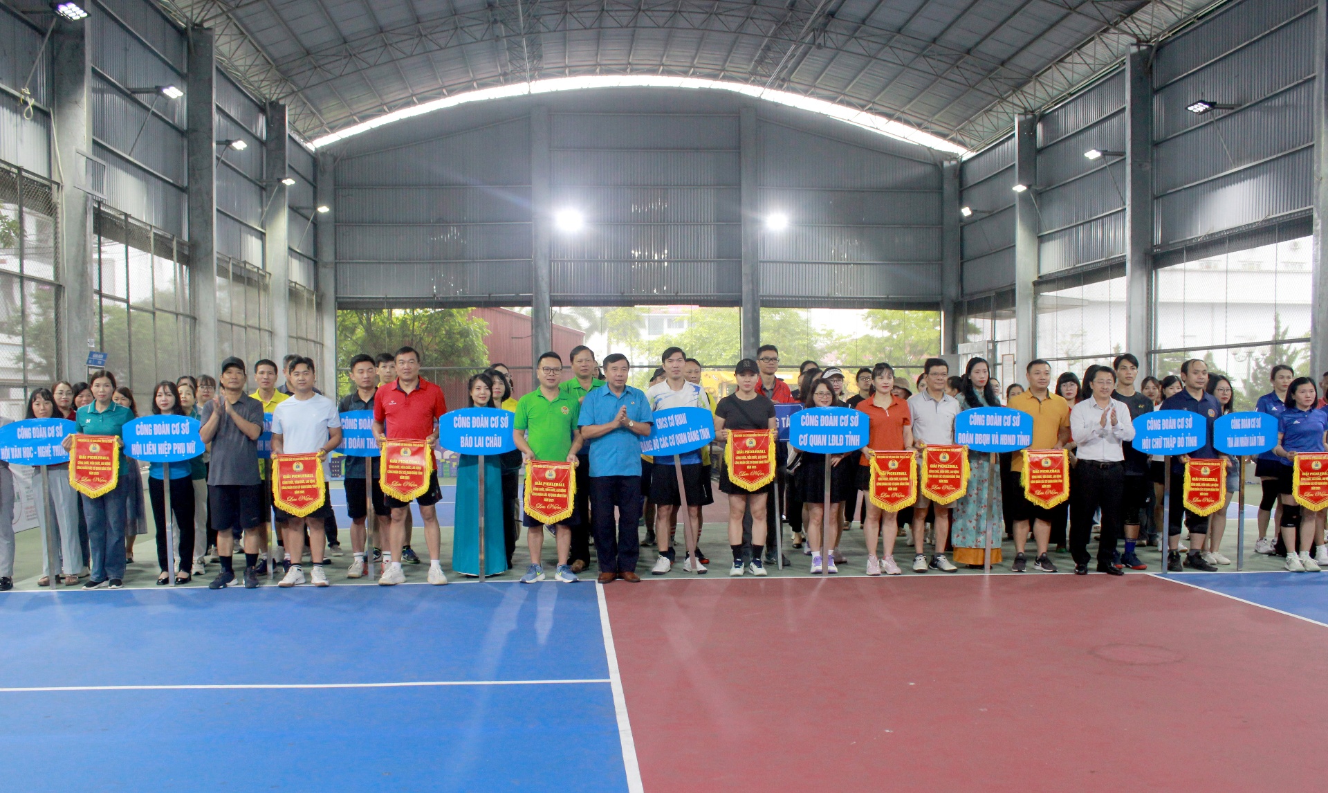 Các đại biểu tặng Cờ lưu niệm cho các đội tham gia thi đấu.