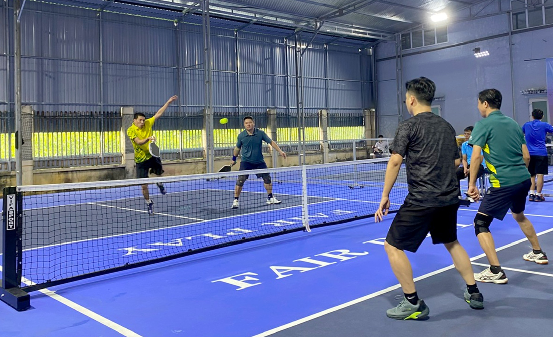 Trận thi đấu đôi nam phong trào giữa Báo Lai Châu và Đảng ủy cơ quan Đảng tỉnh mang đến cho khán giả nhiều pha bóng đẹp mắt.