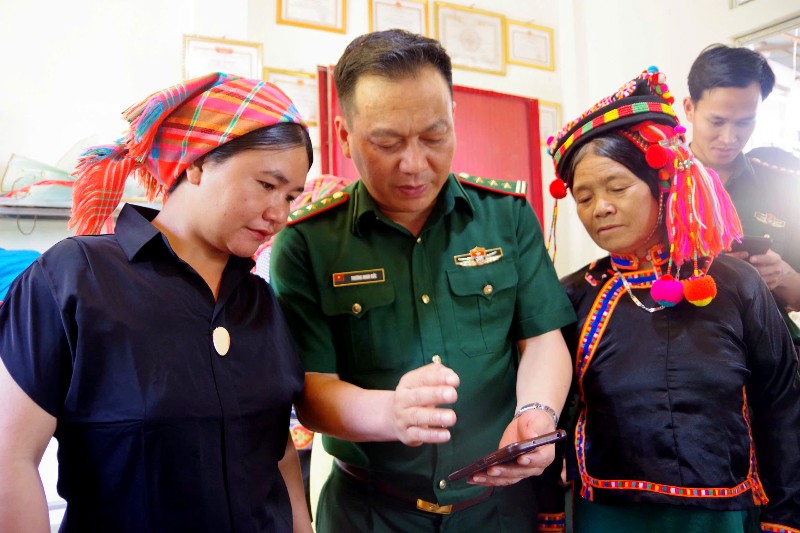 Kiểm tra công tác tập huấn “Bình dân học vụ số”, tặng điện thoại tại Ka Lăng