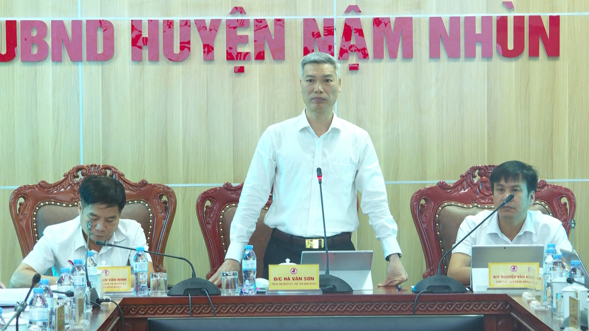 Đồng chí Hà Văn Sơn – Chủ tịch UBND huyện phát biểu tại Phiên họp.