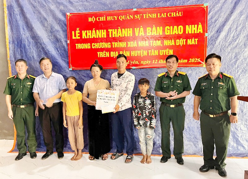 Ban Chỉ huy Quân sự huyện Tân Uyên bàn giao nhà ở cho hộ nghèo xã Pắc Ta