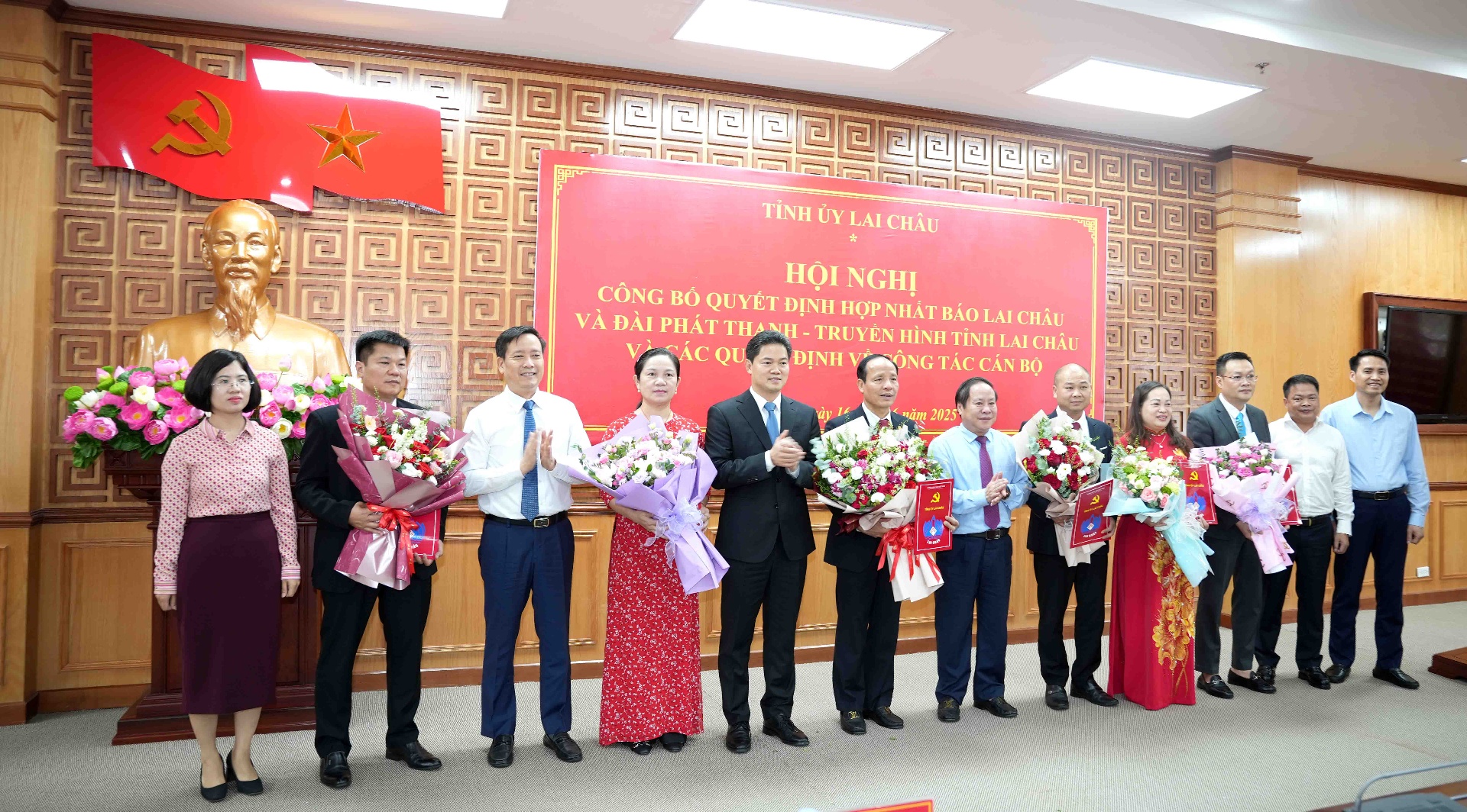 Các đồng chí lãnh đạo Tỉnh uỷ, UBND tỉnh chụp ảnh lưu niệm cùng tập thể Báo Lai Châu sau sáp nhập.
