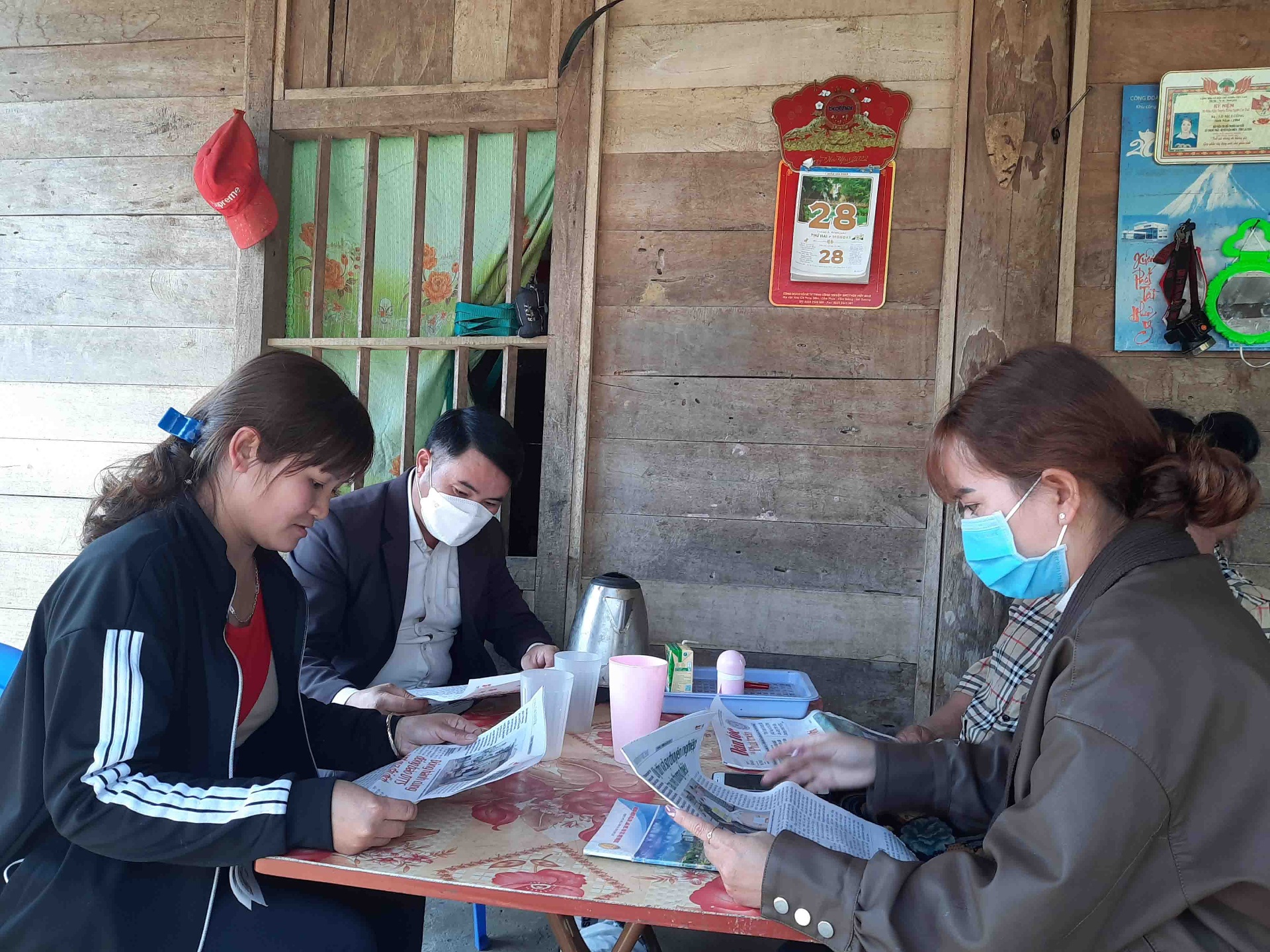 Một buổi tuyên truyền chủ trương, đường lối của Đảng tới người dân của chi bộ bản Nậm Sảo 2, xã Trung Chải.