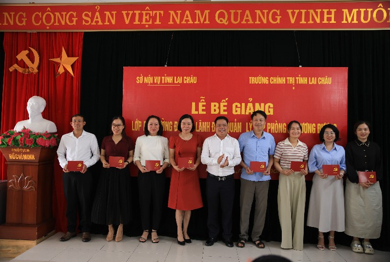 Lễ bế giảng lớp bồi dưỡng đối với lãnh đạo, quản lý cấp phòng và tương đương năm 2025