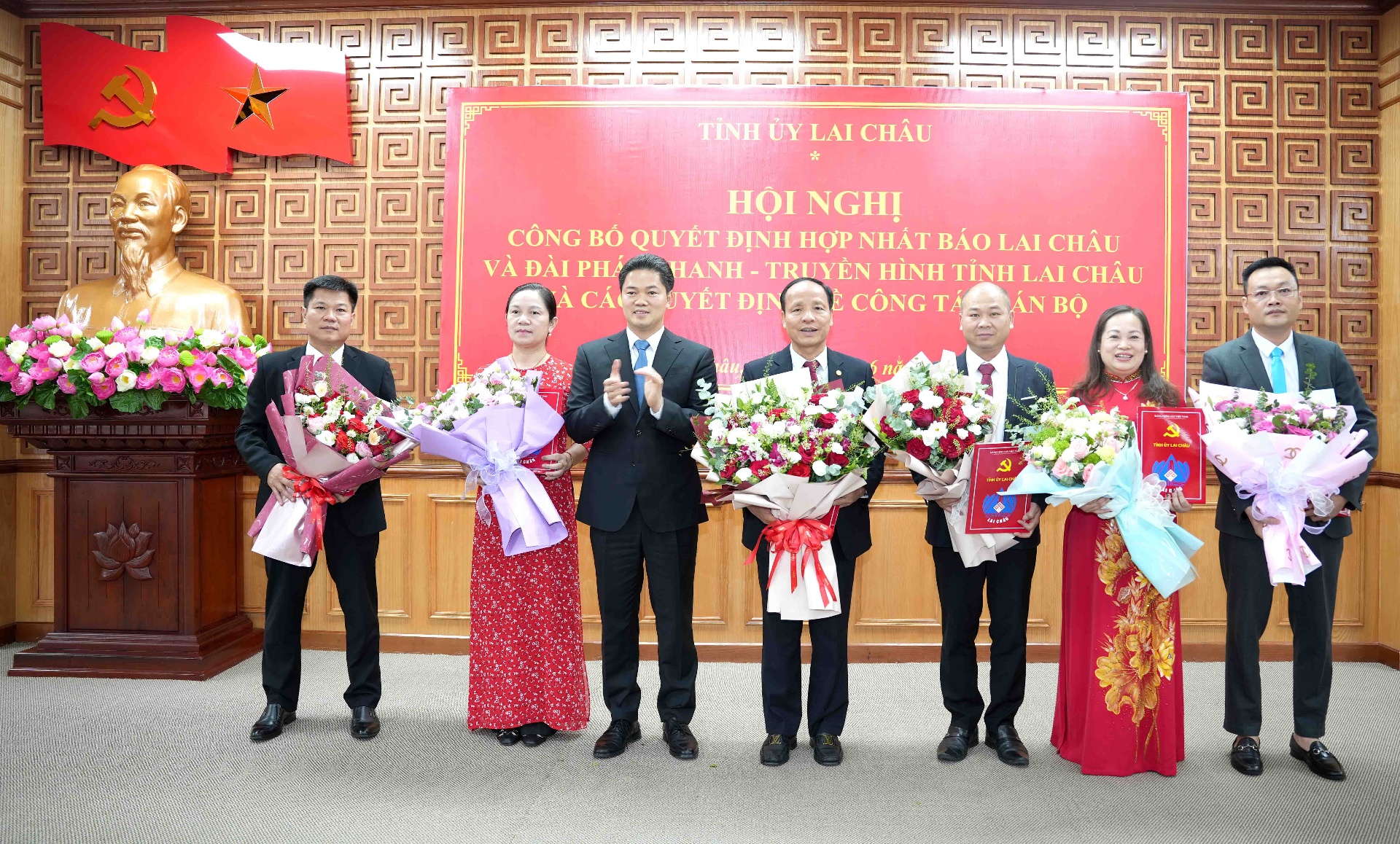 Đồng chí Vũ Mạnh Hà Ủy viên dự khuyết Ban Chấp hành Trung ương Đảng, Phó Bí thư Thường trực Tỉnh ủy trao các Quyết định của Ban Thường vụ Tỉnh ủy về việc hợp nhất Báo Lai Châu và Đài Phát thanh - Truyền hình tỉnh và các quyết định về công tác cán bộ.