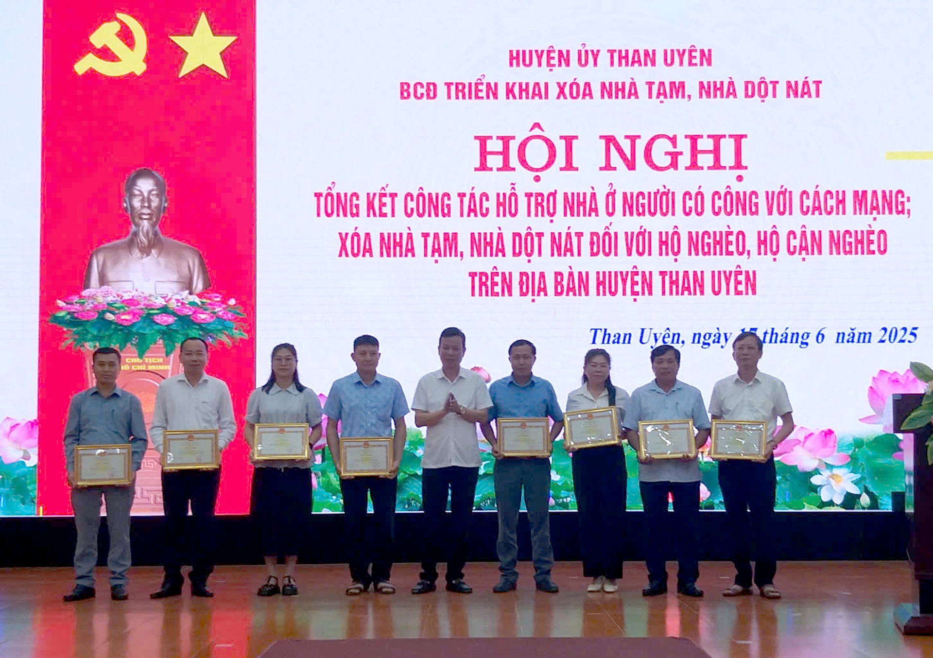 Đồng chí Nguyễn Văn Thăng - Chủ tịch UBND, Phó trưởng Ban Thường trực Ban Chỉ đạo triển khai xóa nhà tạm, nhà dột nát huyện Than Uyên tặng Giấy khen cho các tập thể.
