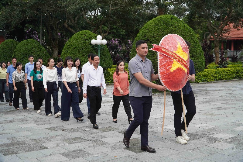 Báo Lai Châu viếng Nghĩa trang Liệt sỹ tỉnh