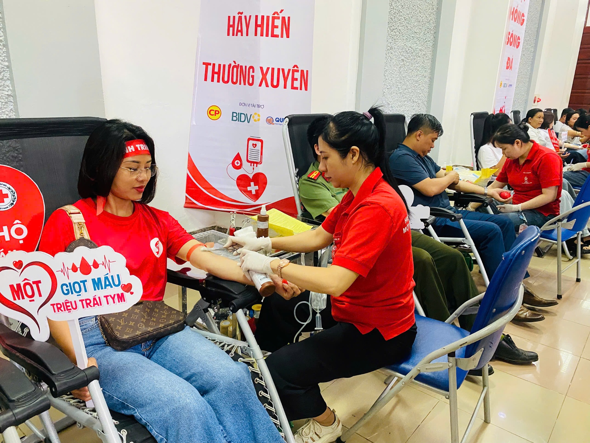 Các tình nguyện viên tham gia hiến máu.