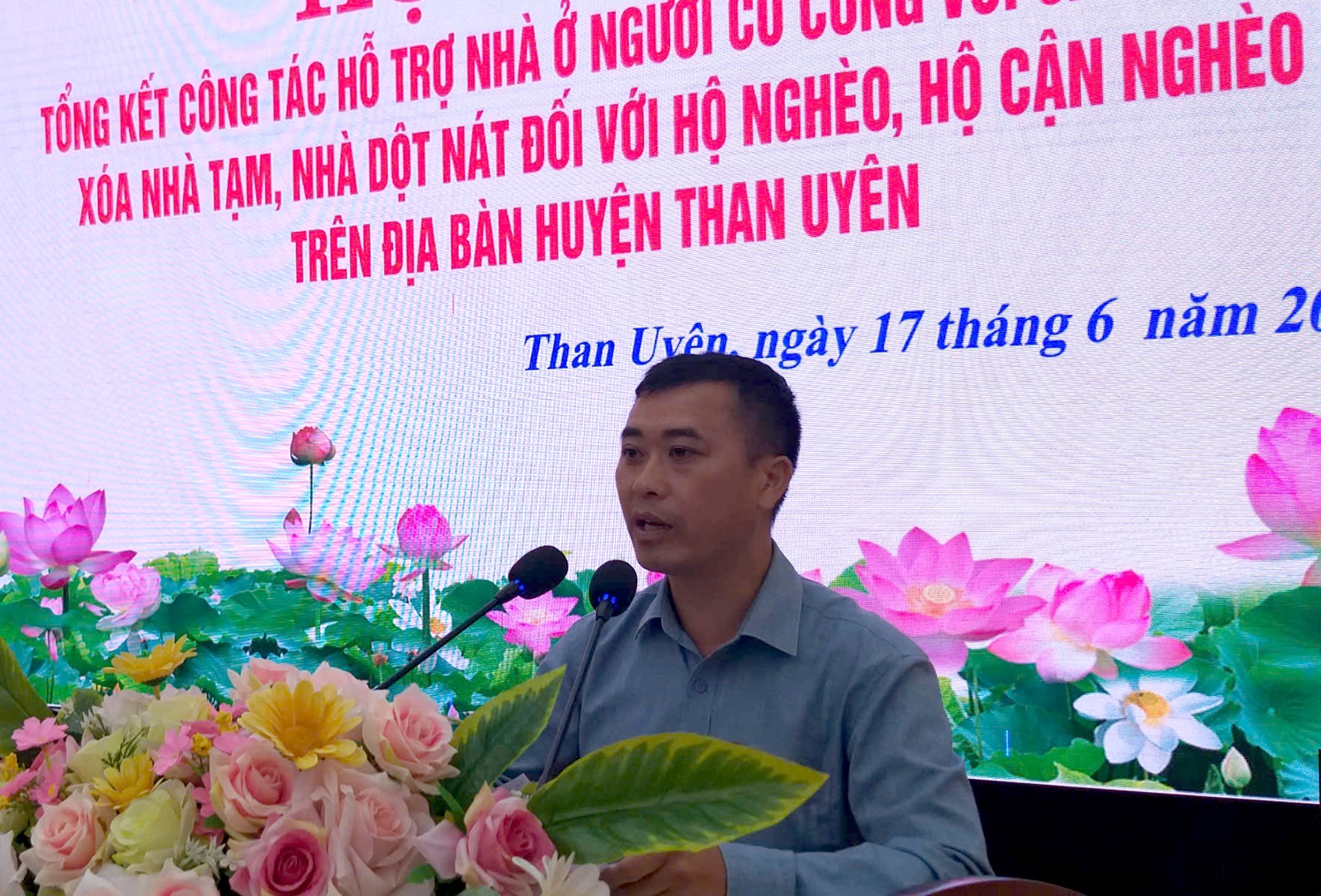 Đại diện xã Tà Mung tham luận tại Hội nghị.