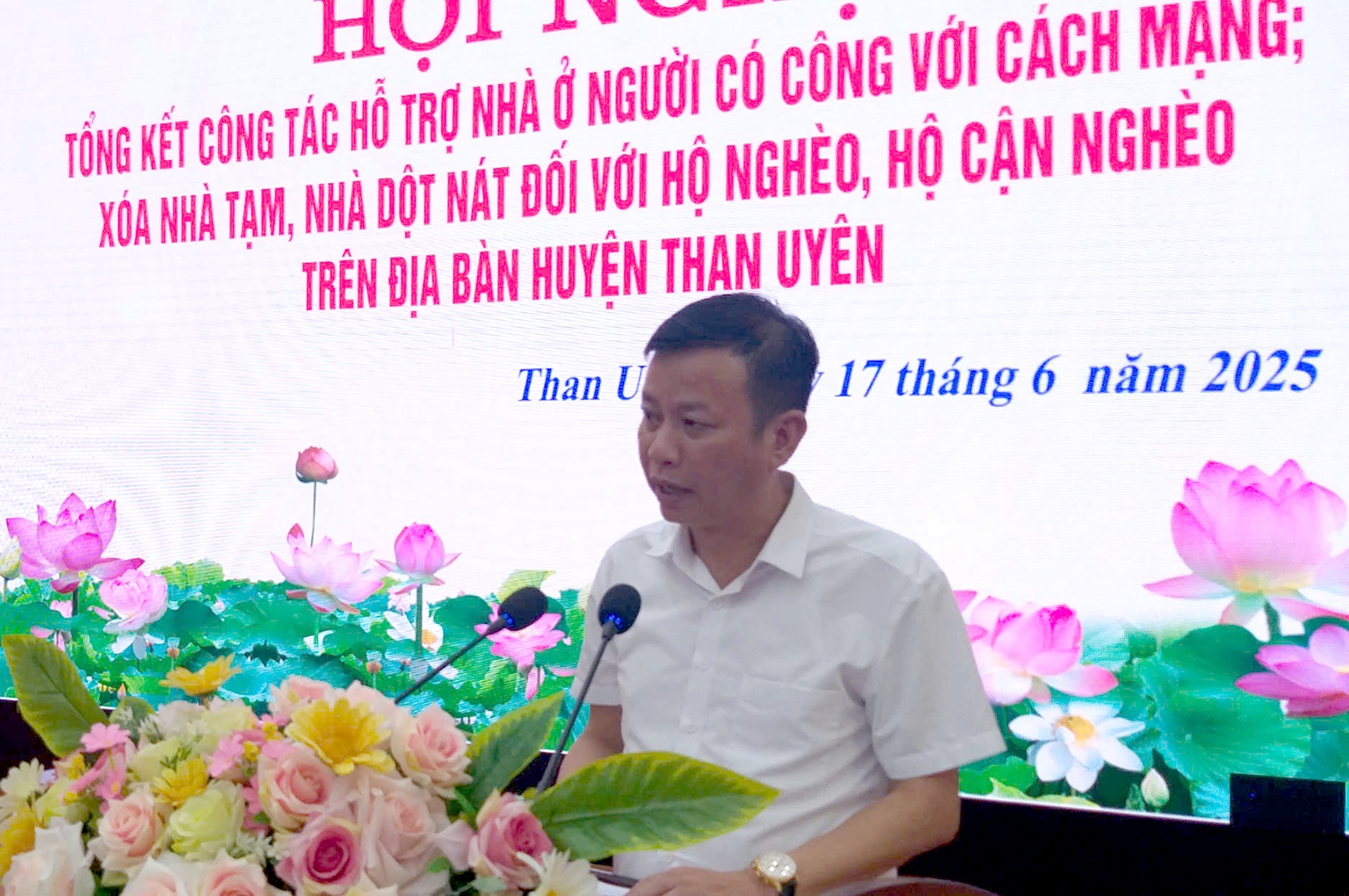 Đồng chí Nguyễn Văn Thăng - Chủ tịch UBND, Phó trưởng Ban Thường trực Ban Chỉ đạo triển khai xóa nhà tạm, nhà dột nát huyện Than Uyên phát biểu tại Hội nghị. 