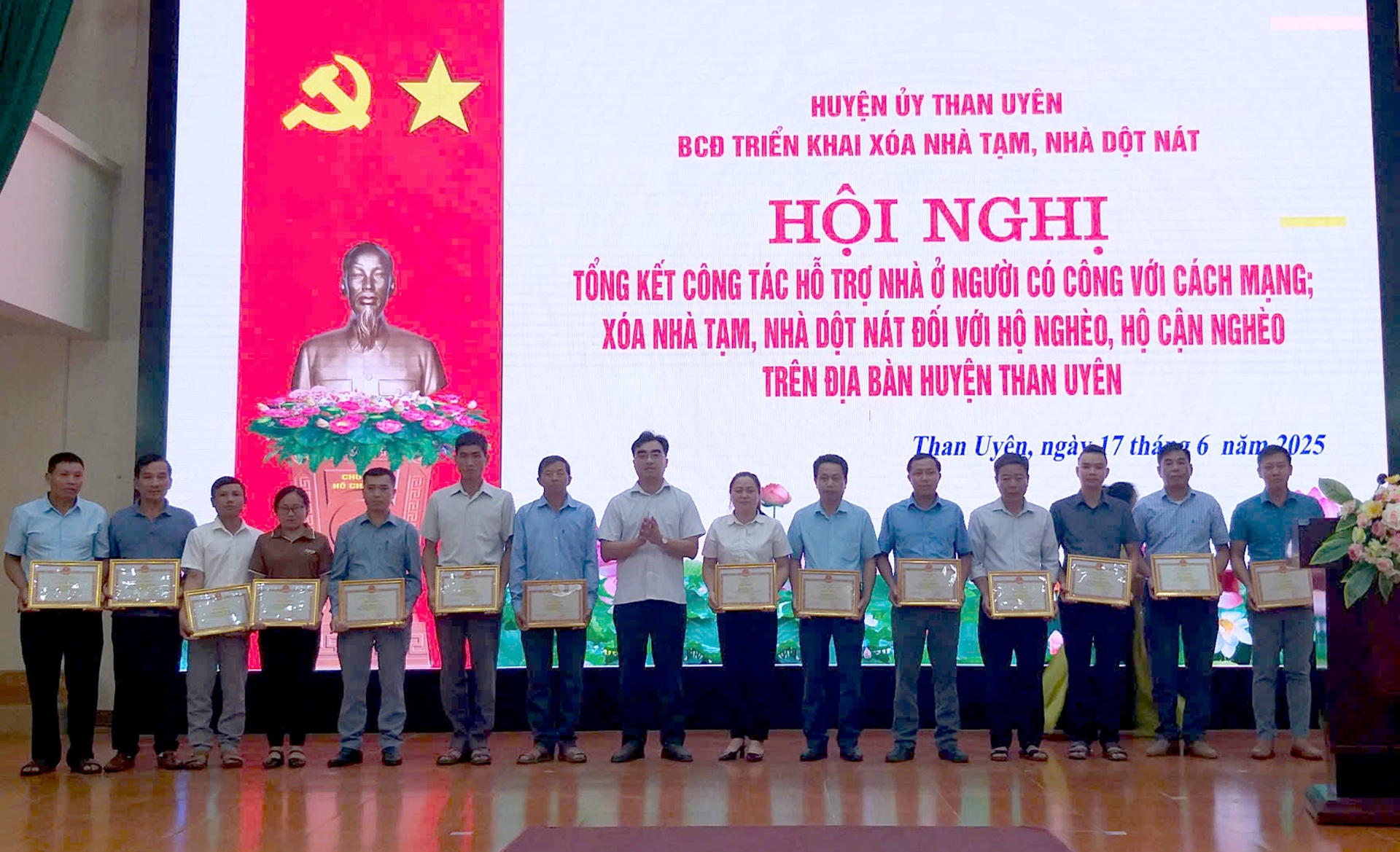 Đồng chí Phạm Hồng Thái - Phó Chủ tịch UBND huyện Than Uyên tặng Giấy khen cho các cá nhân. 