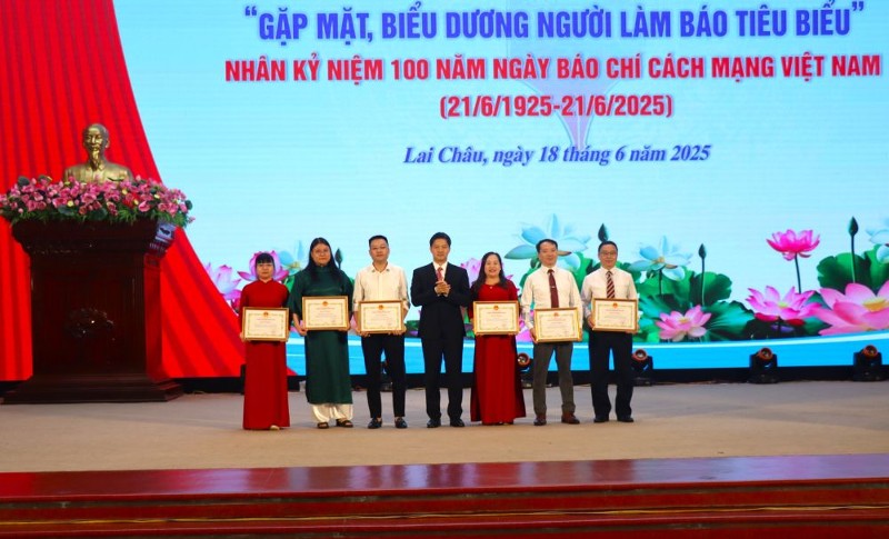 Hội nghị “Gặp mặt, biểu dương người làm báo tiêu biểu”