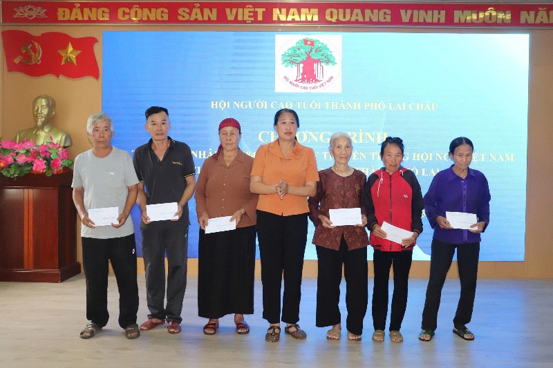 Tặng quà dịp kỷ niệm 84 năm Ngày Truyền thống người cao tuổi năm 2025