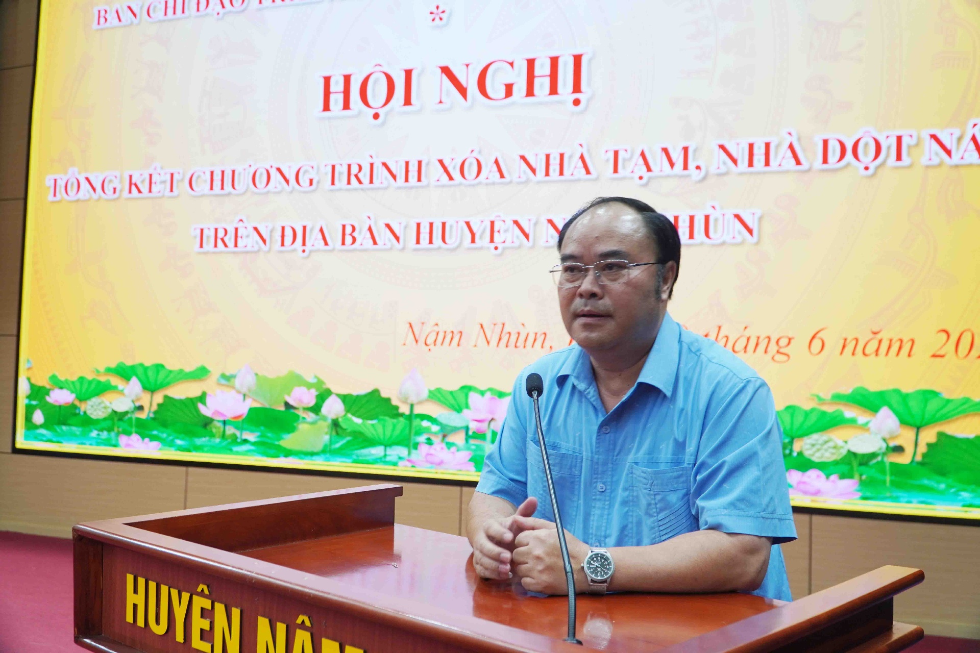 Đồng chí đồng chí Mùa A Trừ - Bí thư Huyện uỷ Nậm Nhùn phát biểu tại Hội nghị.