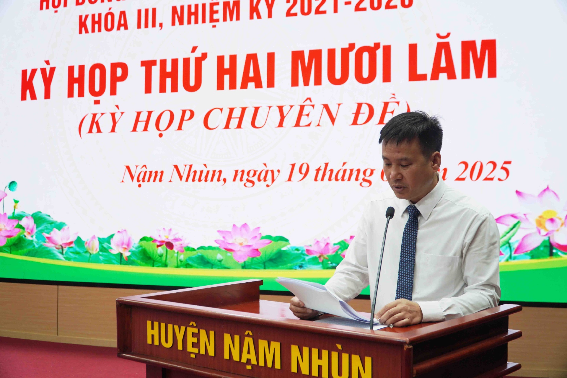 Lãnh đạo UBND huyện thông qua các báo cáo tại Kỳ họp.