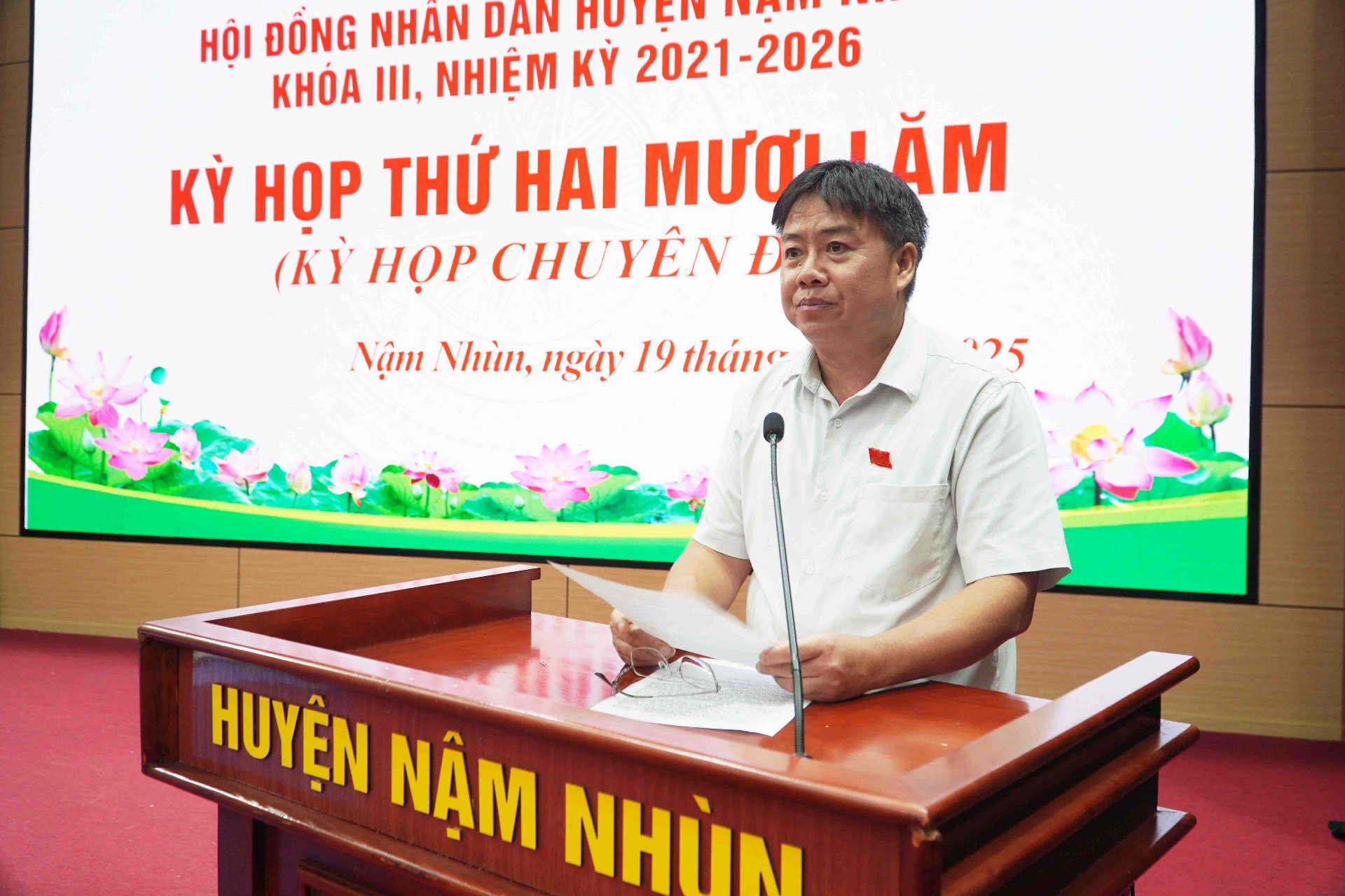  Đồng chí Vàng A Dơ – Phó Chủ tịch HĐND huyện Nậm Nhùn phát biểu ý kiến kết luận kỳ họp.