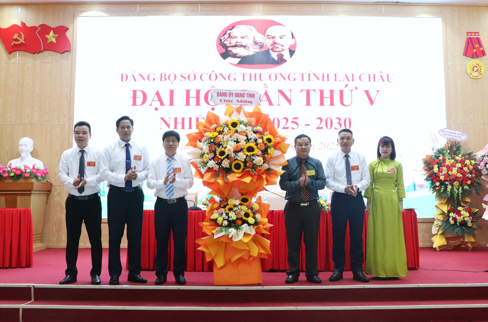 Đồng chí Giàng A Tính - Phó Chủ tịch UBND tỉnh tặng hoa chúc mừng Đại hội. 