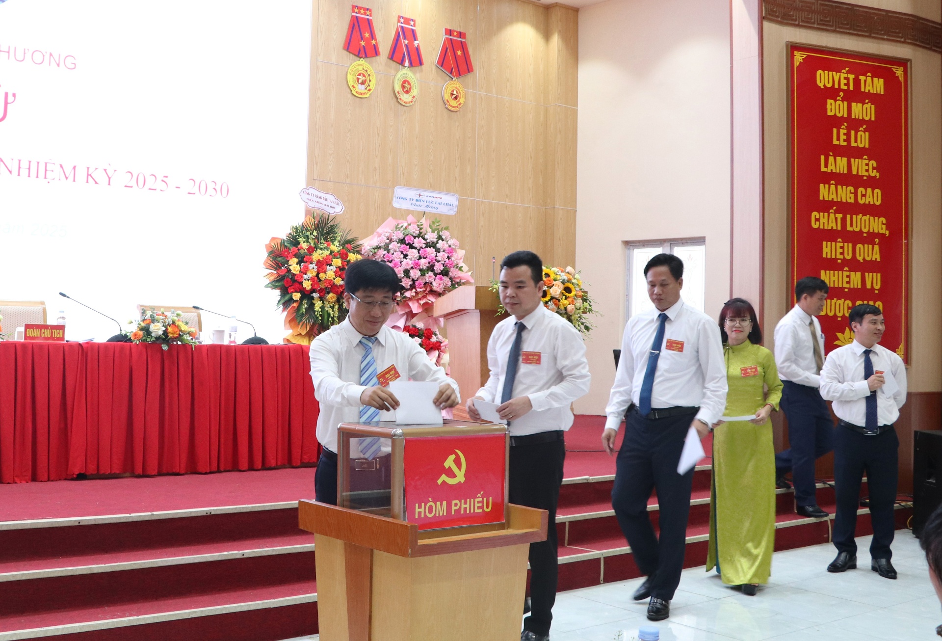 Đại biểu bỏ phiếu bầu Ban Chấp hành khóa mới, nhiệm kỳ 2025 - 2030.