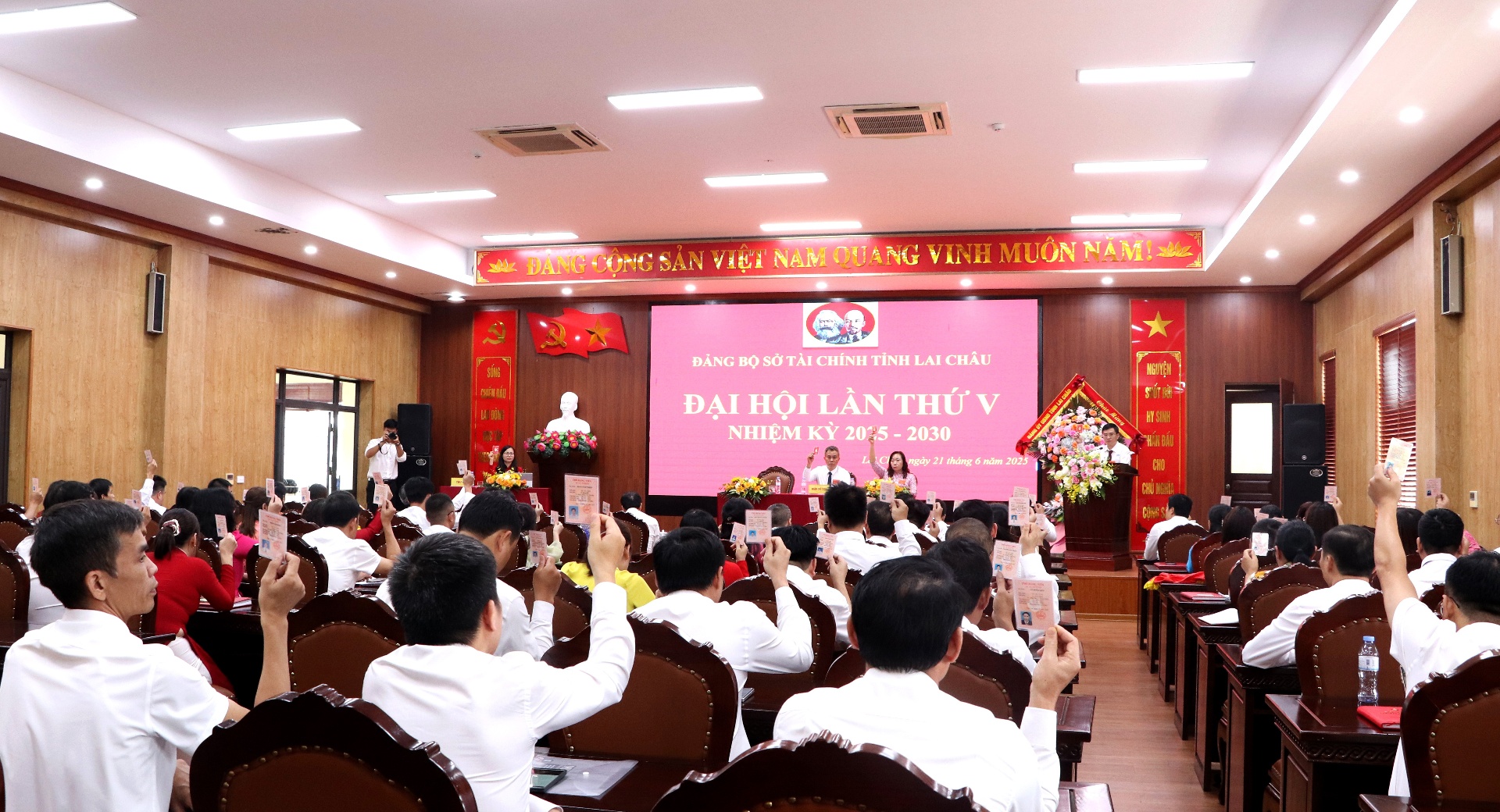 Đại biểu biểu quyết thông qua Nghị quyết Đại hội.