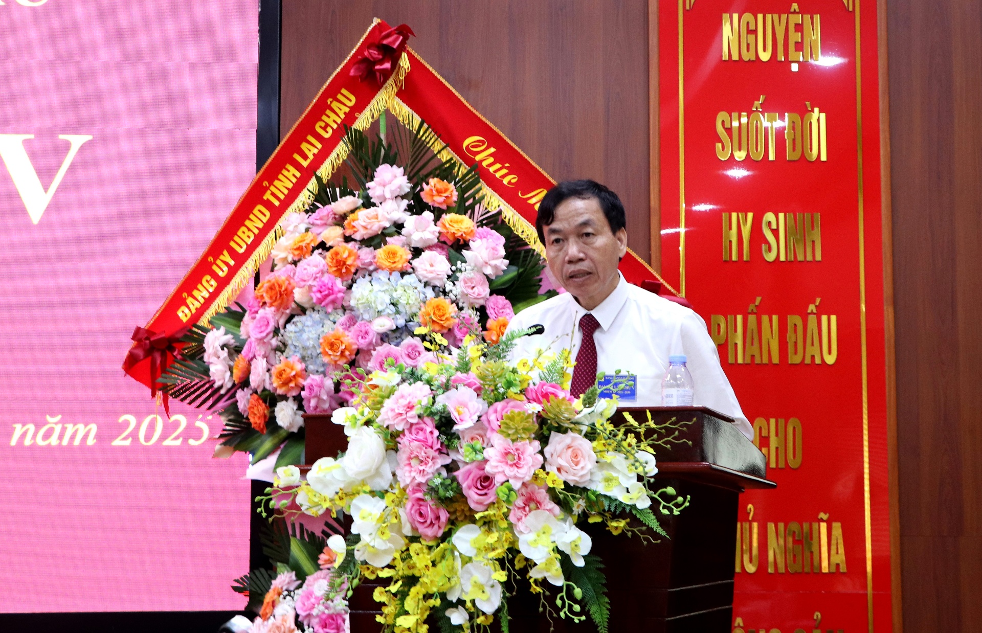 Đồng chí Lê Văn Lương - Chủ tịch UBND tỉnh, Bí thư Đảng ủy UBND tỉnh phát biểu chỉ đạo Đại hội. 