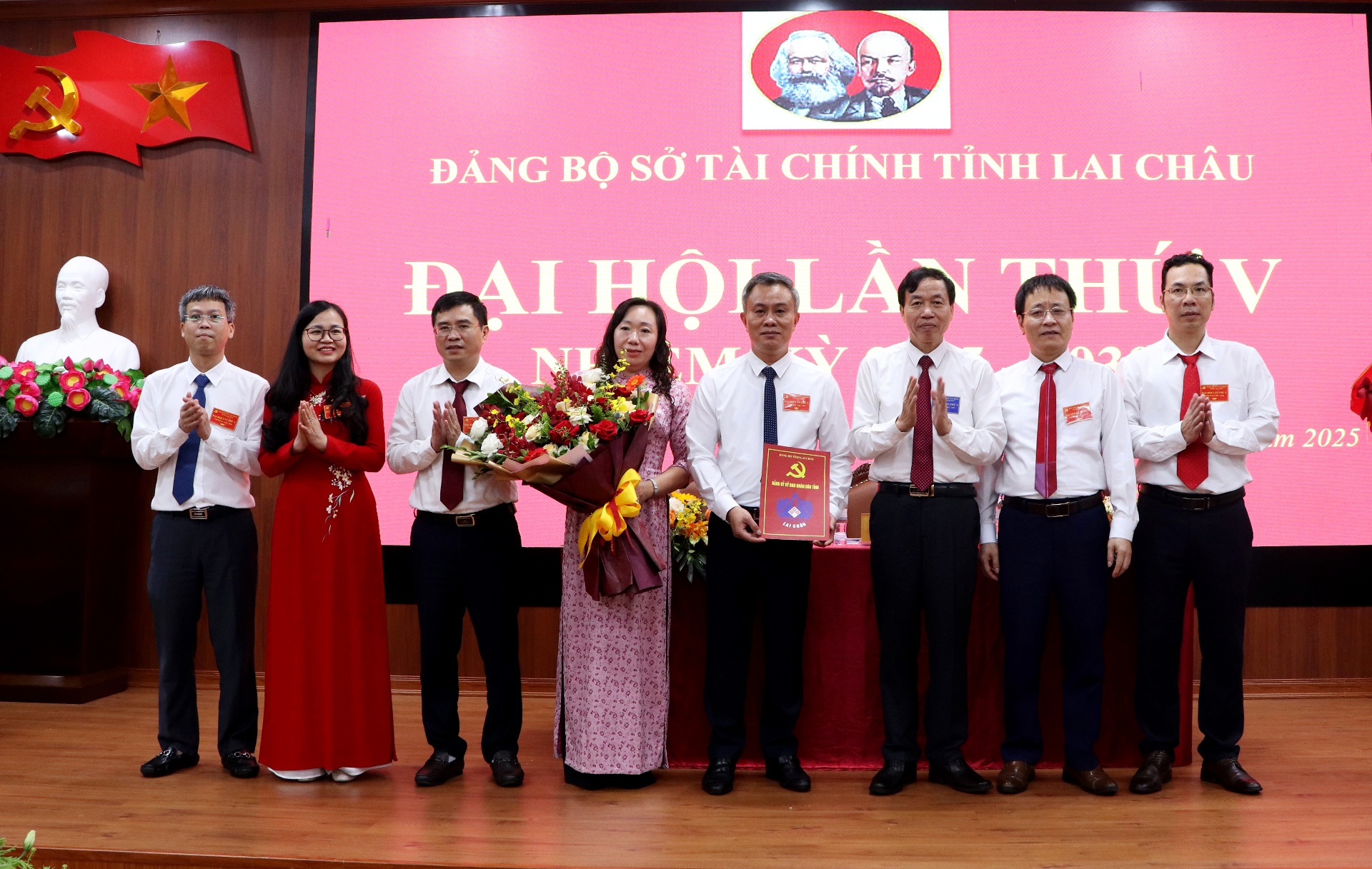 Đồng chí Lê Văn Lương - Chủ tịch UBND tỉnh, Bí thư Đảng ủy UBND tỉnh chúc mừng Ban Chấp hành khóa mới.