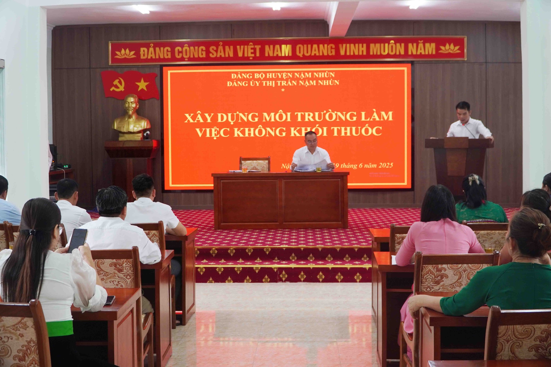 Nội dung xây dựng môi trường làm việc không khói thuốc được triển khai ngay trong các buổi họp của Ban Chấp hành Đảng uỷ thị trấn Nậm Nhùn.
