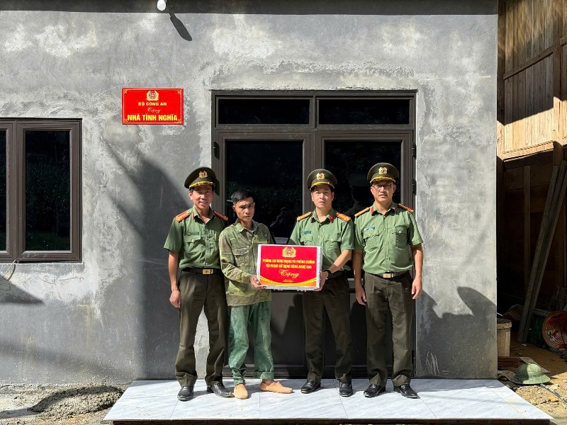 10 hộ nghèo, cận nghèo xã Bản Hon được bàn giao nhà và tặng quà