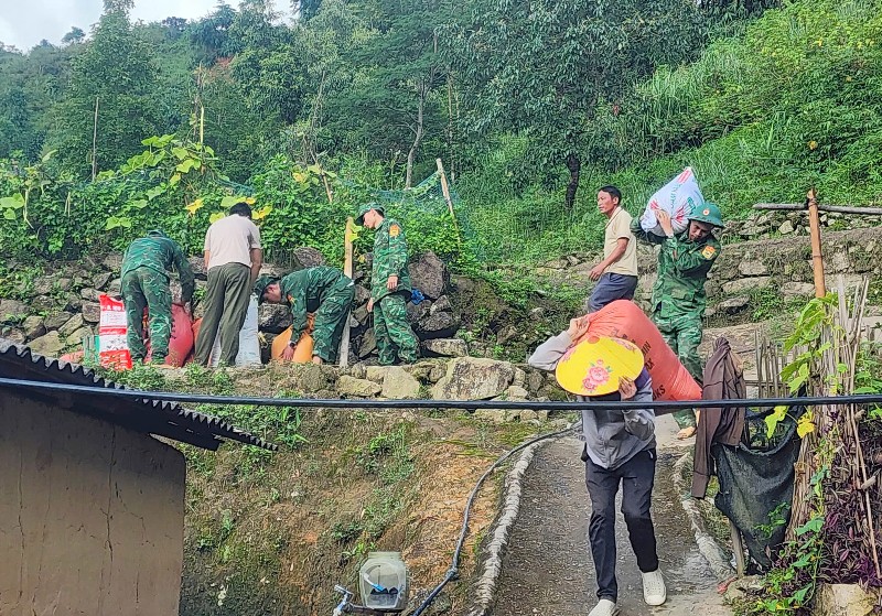 Nổ bình ắc quy gây cháy nhà dân