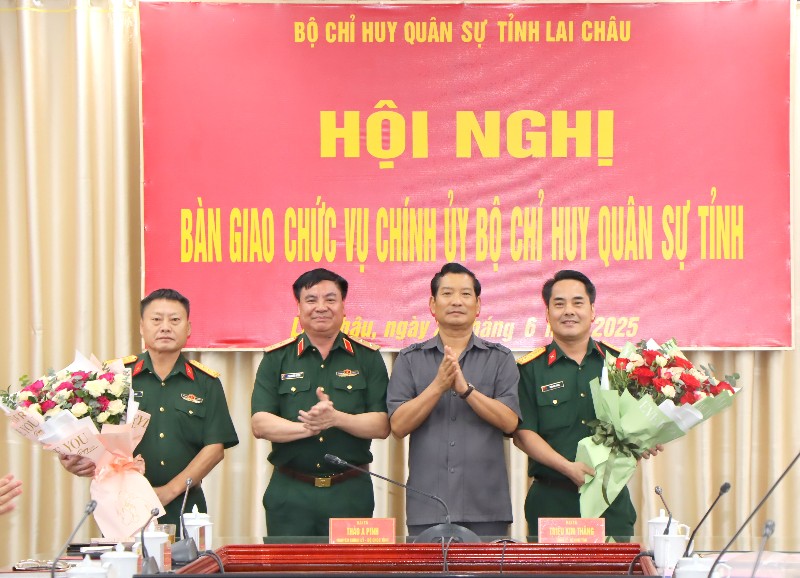Bàn giao chức vụ Chính uỷ Bộ Chỉ huy Quân sự tỉnh