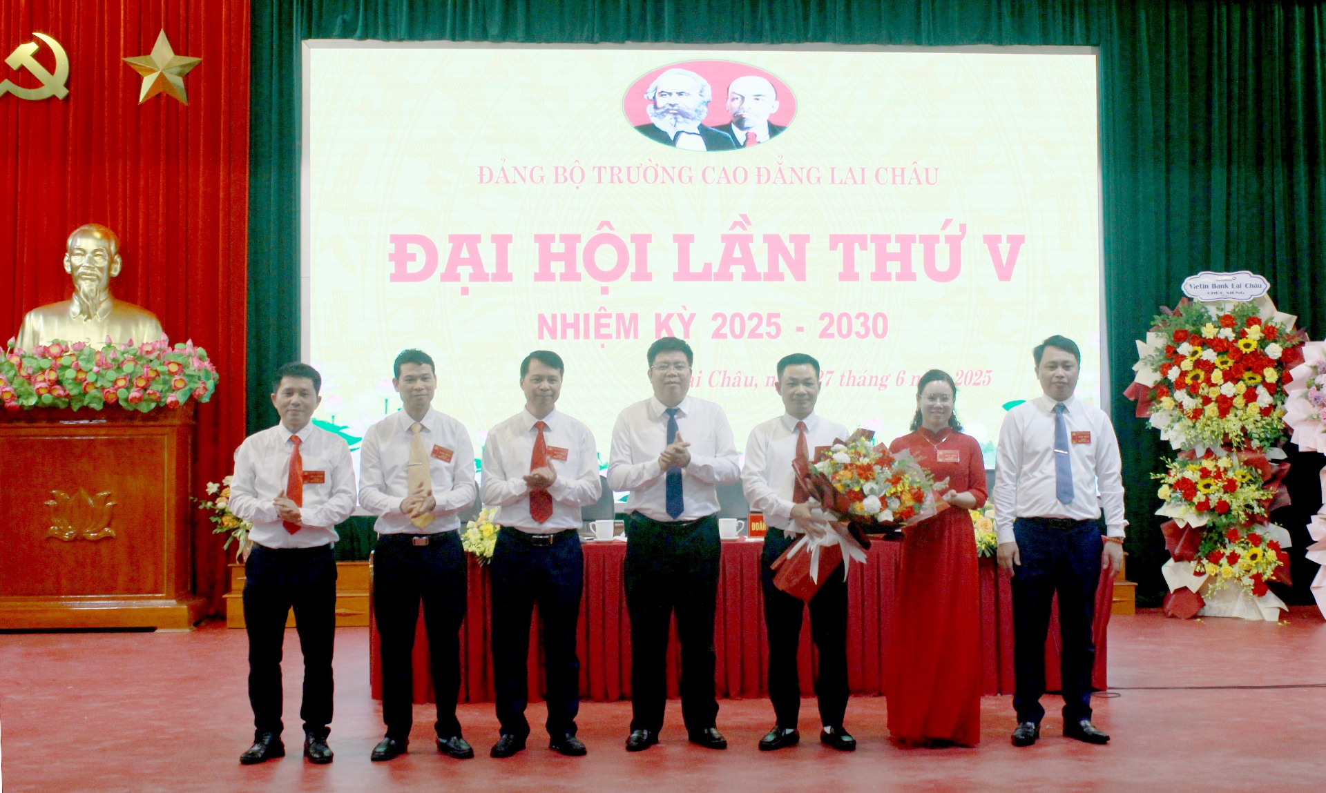 Đồng chí Lò Văn Hương - Tỉnh ủy viên, Phó Bí thư Đảng ủy UBND tỉnh tặng hoa chúc mừng Ban chấp hành khóa mới. 