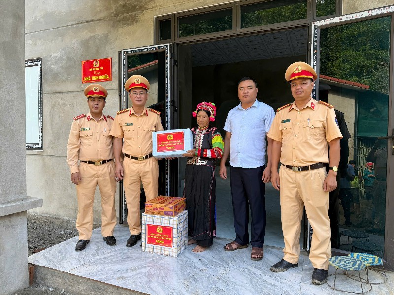 Bàn giao 10 ngôi nhà cho hộ có hoàn cảnh khó khăn