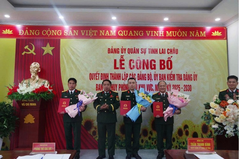 Công bố quyết định thành lập các Đảng bộ, Ủy ban Kiểm tra Đảng ủy Ban Chỉ huy phòng thủ khu vực