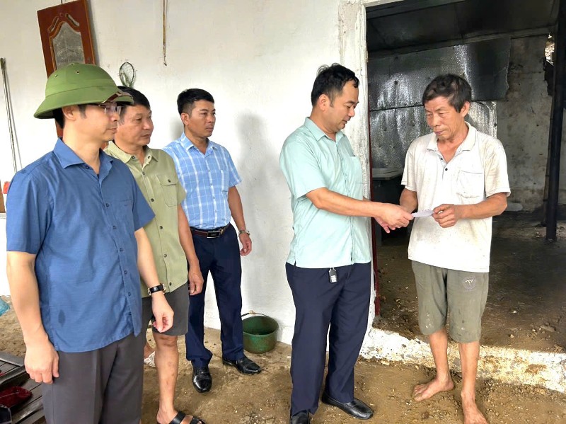 Thăm hỏi, động viên 2 hộ dân bị ảnh hưởng do sạt lở đất