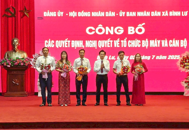 Lễ công bố các quyết định, nghị quyết về tổ chức bộ máy và cán bộ xã Bình Lư