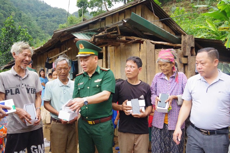 Tặng điện thoại, đồ dùng thiết yếu cho người dân bản Mô Chi