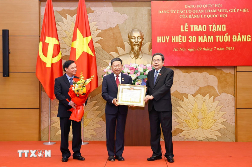 Chủ tịch Quốc hội Trần Thanh Mẫn dự lễ trao tặng huy hiệu 30 năm tuổi Đảng