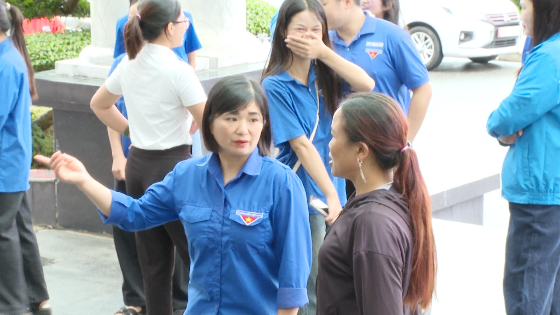 Lực lượng đoàn viên thanh niên Phường Đoàn Kết đón tiếp và hướng dẫn người dân tới thực hiện các thủ tục hành chính tại trụ sở phường.