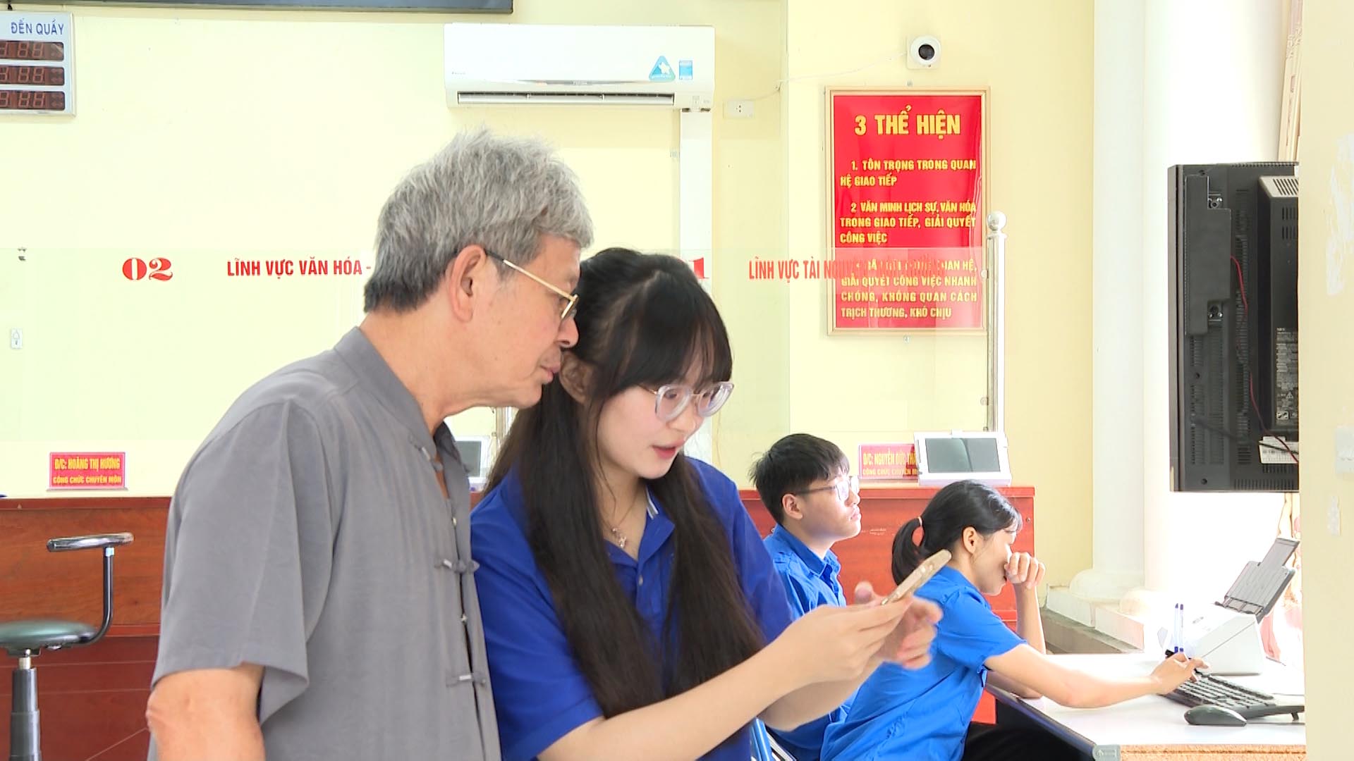 Đoàn viên thanh niên hướng dẫn người cao tuổi cài đặt và sử dụng các ứng dụng trong thực hiện các thủ tục hành chính.
