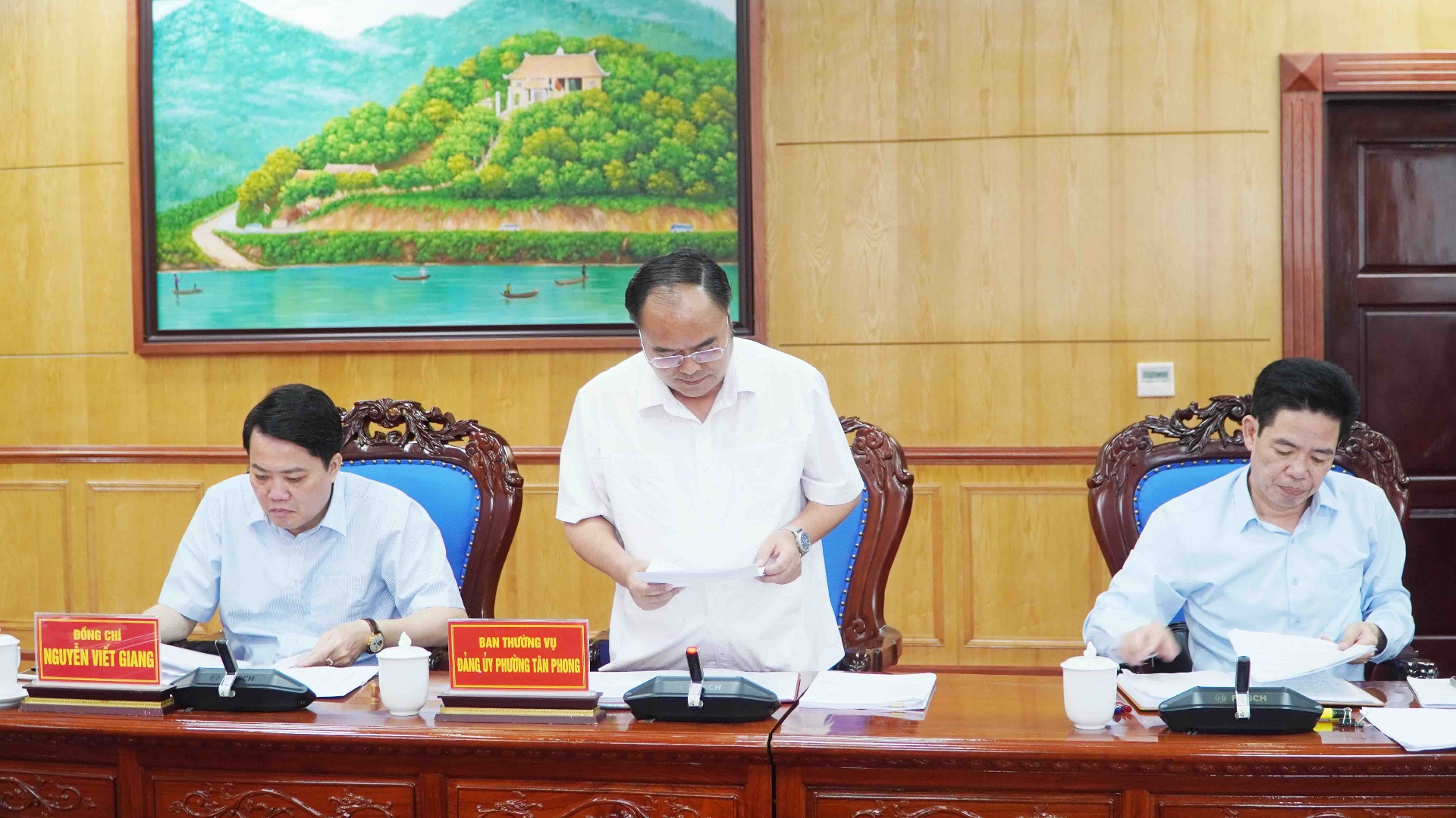 Đồng chí Mùa A Trừ - Tỉnh uỷ viên, Bí thư phường Tân Phong báo cáo tại cuộc họp.