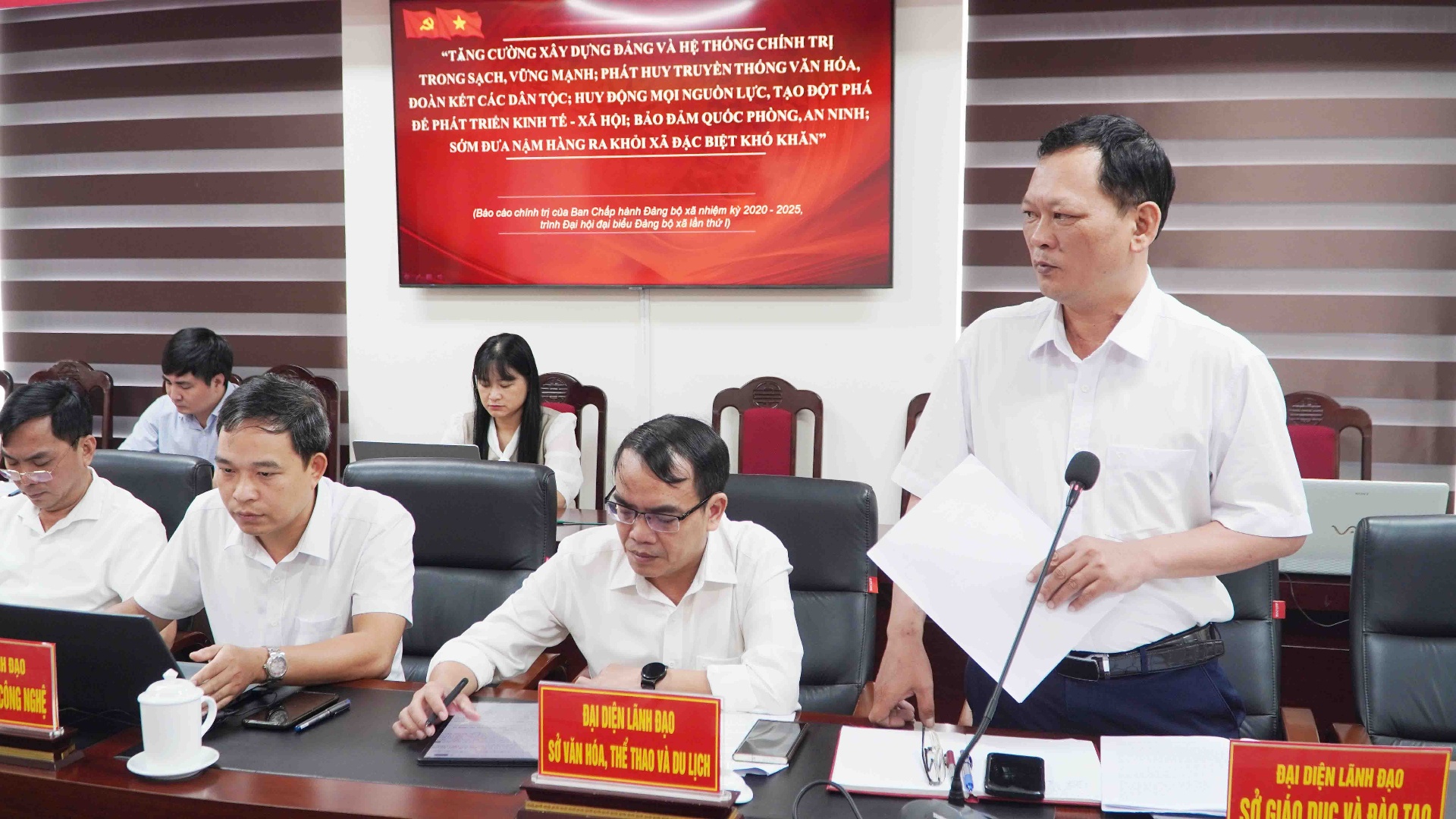 Lãnh đạo Sở Giáo dục và Đào tạo tham gia ý kiến vào báo cáo chính trị xã Nậm Hàng.