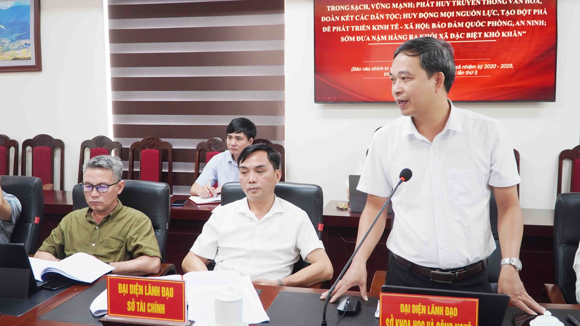 Lãnh đạo sở Khoa học và Công nghệ tham gia ý kiến vào báo cáo chính trị xã Nậm Hàng.