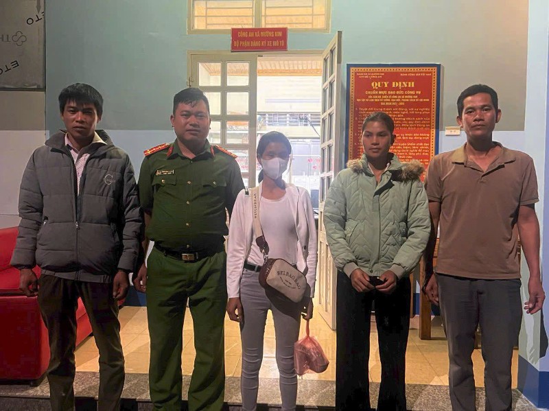 Công an xã Mường Kim giúp một phụ nữ thiểu năng trí tuệ về với gia đình
