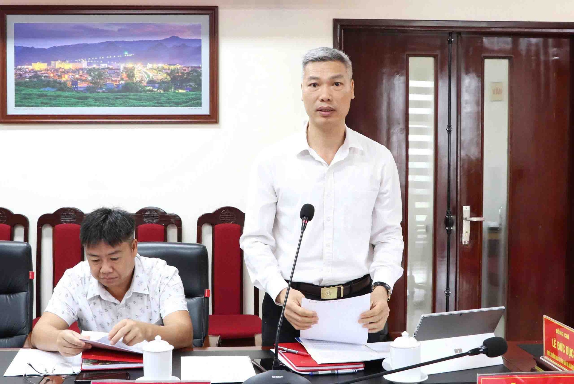 Lãnh đạo Đảng uỷ xã Nậm Hàng trình bày báo cáo tại cuộc họp.