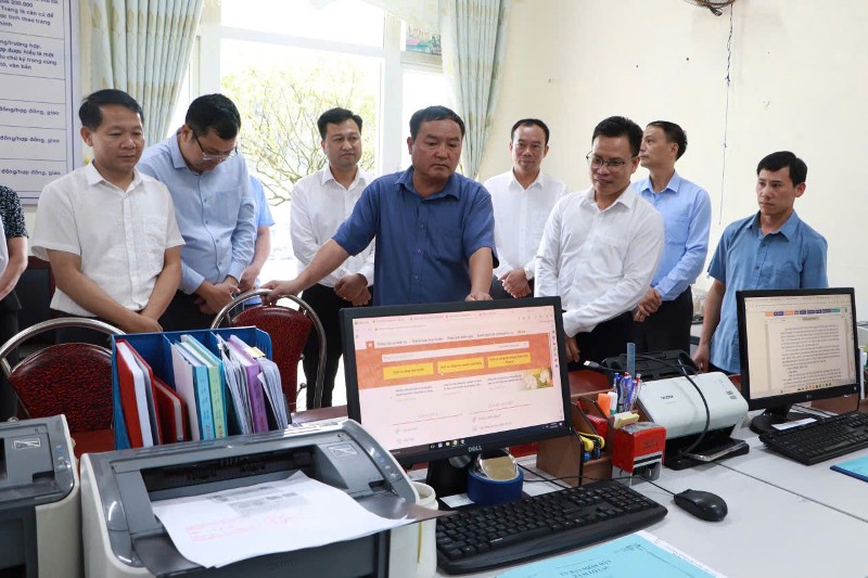 Đồng chí Giàng A Tính - Phó Chủ tịch UBND tỉnh kiểm tra tình hình hoạt động theo mô hình chính quyền địa phương 2 cấp ở xã Sì Lở Lầu và Dào San