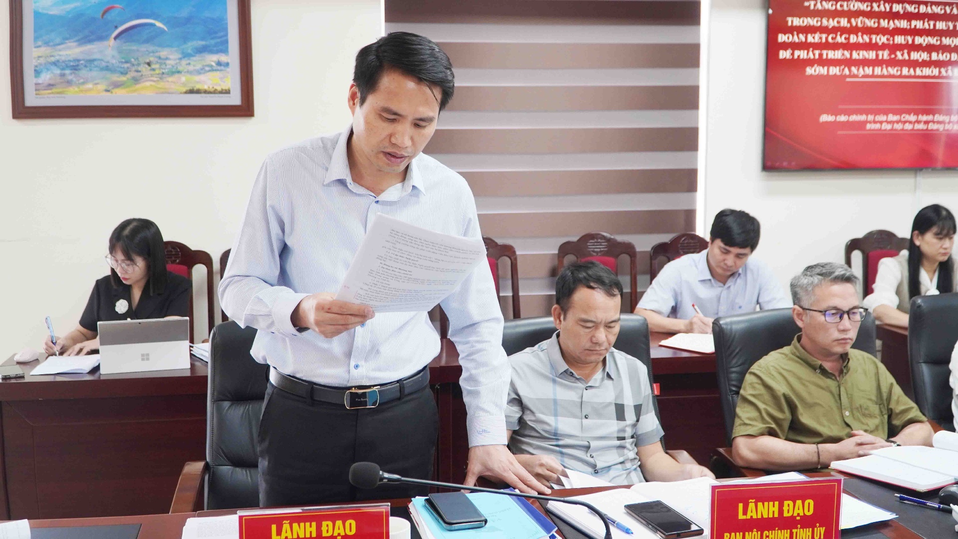 Lãnh đạo Ban Tổ chức tỉnh uỷ tham gia ý kiến vào báo cáo chính trị xã Mường Mô.