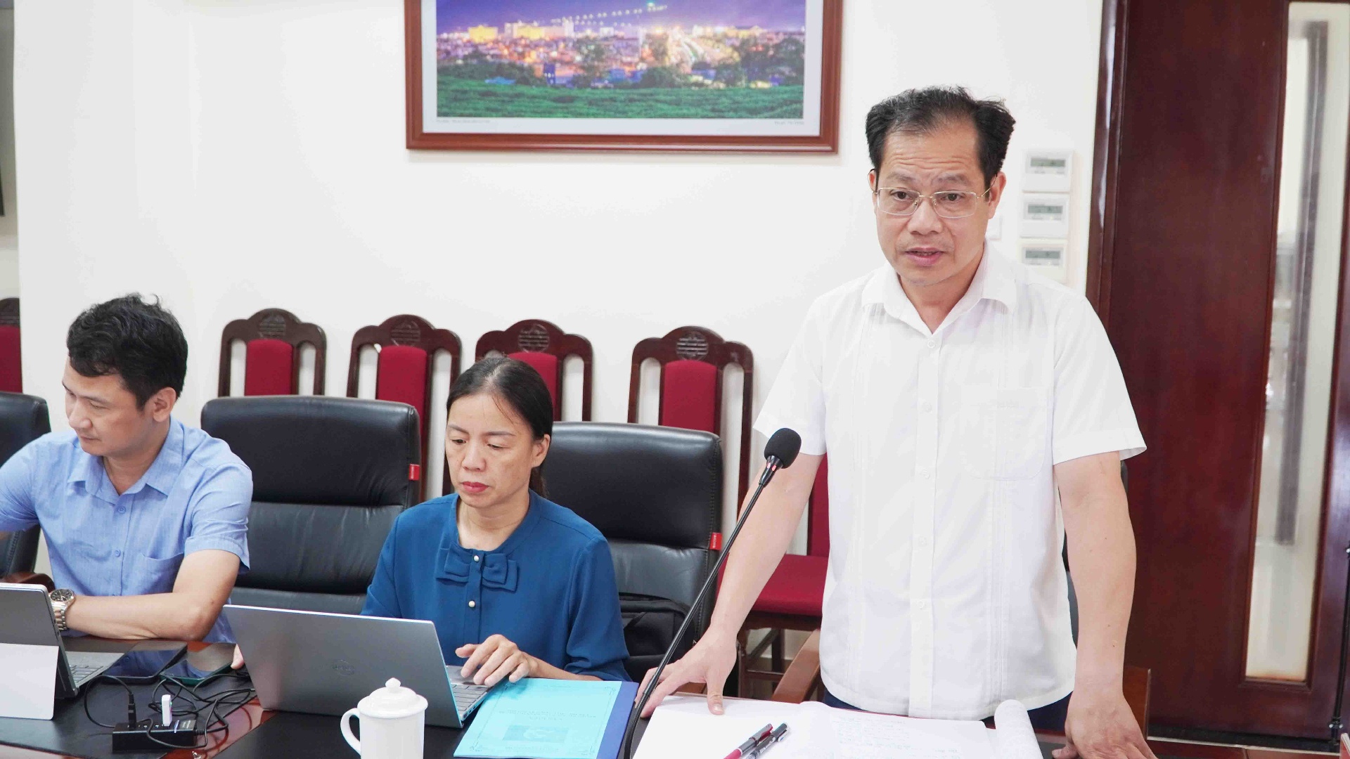 Lãnh đạo Đảng uỷ xã Mường Mô báo cáo tại cuộc họp.