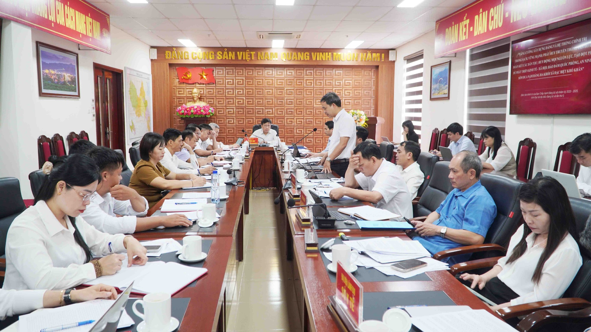 Quang cảnh cuộc họp với xã Nậm Hàng.