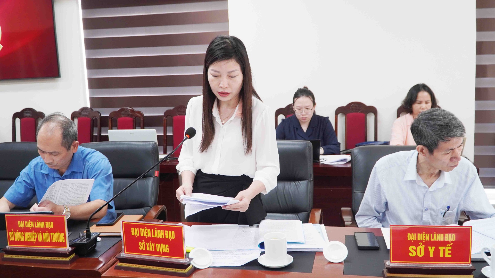 Lãnh đạo Sở Xây dựng tham gia ý kiến vào báo cáo chính trị xã Mường Mô.